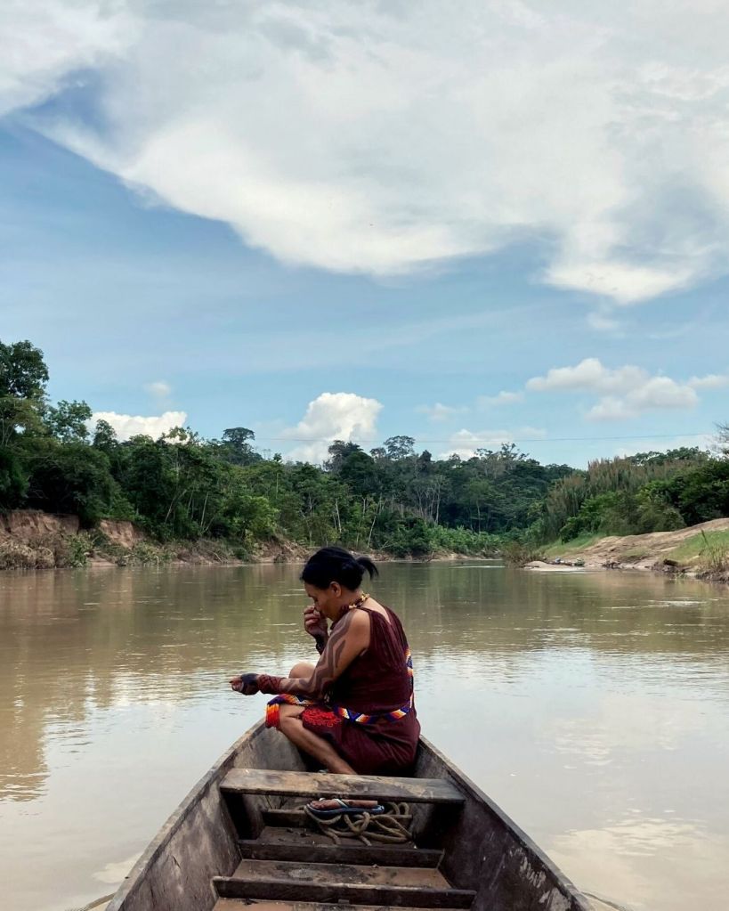 Einen Tag auf dem Fluss und dann mit dem Flugzeug bis zur nächsten Stadt – die Huni Kuin leben in Amazonas-Regenwald in Baixo Rio Jordão, im Bundesstaat Acre@Living Gaia e.V.